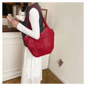 Rote gehäkelte Damen Beuteltasche, stylische lässige Strick Umhängetasche für Strand und Alltag.
