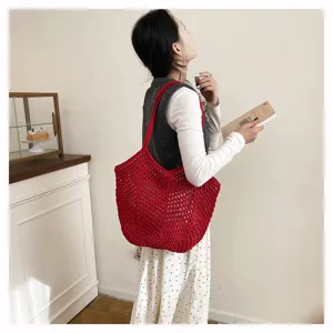 Detailansicht der roten Strick-Shopper-Tasche, modische Häkel-Umhängetasche für Damen.