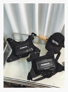 Taktische Brusttasche Detail, schwarze Hartschalen-Weste für Outdoor-Sportarten und Radfahren.