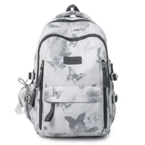 Detailansicht eines grauen Schülerrucksacks mit Schmetterlingsdruck und Reißverschlussfächern.