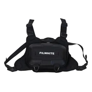 Schwarze taktische Brusttasche mit verstellbaren Riemen und Hartschalen-Vortasche.