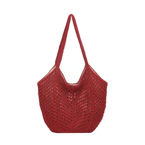 Rote Strick-Hohltasche Detail, mit weicher Häkelstruktur und praktischem Innenfutter.
