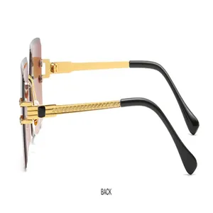 Damen rahmenlose quadratische Sonnenbrille mit Farbverlauf und gold geflochtenen Bügeln.