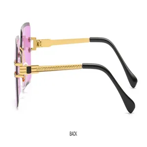 Luxus rahmenlose Sonnenbrille mit rosa Kristallschliffgläsern und goldenen Bügeln.
