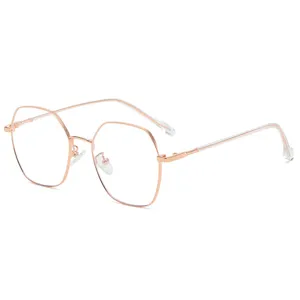 Modische unregelmäßige Metallbrille mit klaren Blaulichtfilter Gläsern für den täglichen Gebrauch.