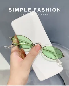 Retro ovale metalen zonnebril met groene lenzen en slanke zilveren montuur voor dagelijkse stijl