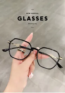 Stilvolle unregelmäßige schwarze Blaulichtfilter Brille mit goldenen Bügeln für den Büroalltag.