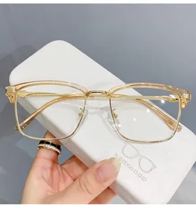 Occhiali mezzo cerchio uomo vista dettagliata, montatura ottica metallo oro chiaro leggera.