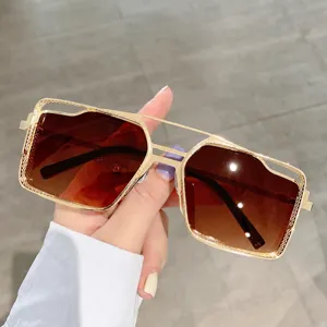 Lunettes de Soleil Carrées Rétro Steampunk pour Femmes Hommes Monture en Métal Évidé Double Pont Protection UV400 Lunettes Géométriques Punk Gothique Mode Streetwear