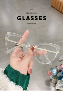 Transparente Katzenauge Blaulichtfilter Brille Detailansicht mit goldenen Bügeln.