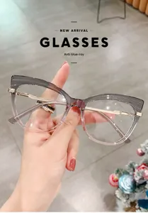 Strenge Katzenauge Blaulichtfilter Brille mit grauem Farbverlauf und schicken Metallbügeln.