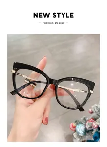 Detailansicht der modischen schwarzen Cat-Eye-Blaulichtschutzbrille mit Metallbügeln.