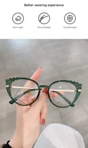Primo piano di eleganti occhiali anti luce blu stile occhio di gatto verdi con stanghette.