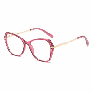 Lunettes anti-lumière bleue femme monture rose polygonale avec branches métal dorées.