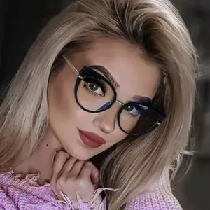 Schicke Katzenauge Blaulichtfilter Brille mit TR90 Metallrahmen für Damen Hauptansicht.