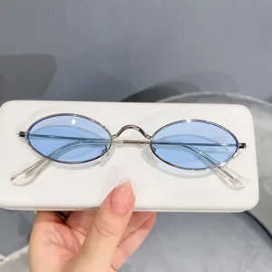 Kleine metalen zonnebril met blauwe ovale lenzen en een stijlvol zilveren montuur