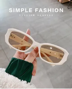 Lunettes de soleil carrées à monture blanche chic, accessoire de mode européen stylé.