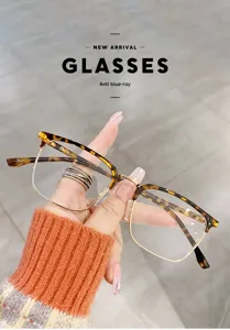 Gros plan détaillé d'une monture de lunettes élégante anti-lumière bleue demi-métal écaille.