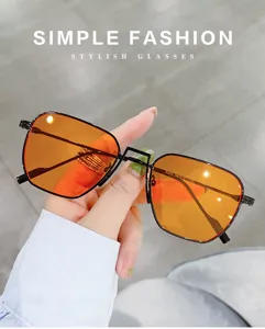 Lunettes de soleil carrées à double pont rétro pour femmes avec verres orange tendance.