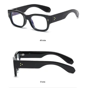 Schwarze dicke Blaulichtfilter Brille mit metallenen Nieten für modische Streetwear Outfits.