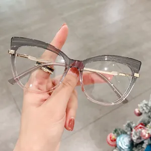 Modische Cat-Eye Blaulichtfilter Brille mit Farbverlauf TR90 Gestell und Metallbügeln.