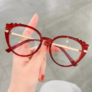 Occhiali da vista vintage rossi cat eye con dettagli in metallo dorato per donna chic