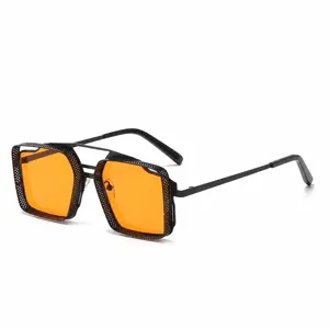 Lunettes de soleil carrées steampunk vintage avec verres orange et monture en métal pour femmes.
