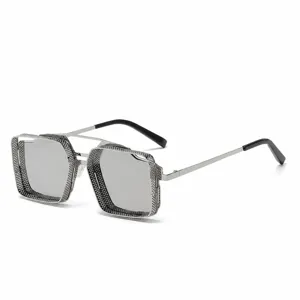 Lunettes de soleil carrees en metal evide style steampunk retro pour femmes tendance argente.