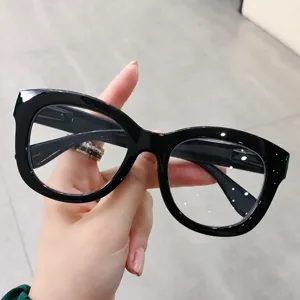 Klassiek zwart dik montuur optische brillenframe, stijlvolle heldere vlakke lens dagelijks.