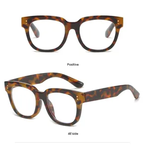 Lunettes de lecture anti-lumière bleue carrées rétro avec motif écaille et rivets.