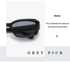 Gros plan de la monture de lunettes de soleil carrée noire, design élégant et minimaliste.