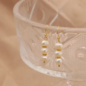 Elegante natürliche Süßwasserperlen Ohrhänger mit vergoldeten Haken und feinen Perlen.