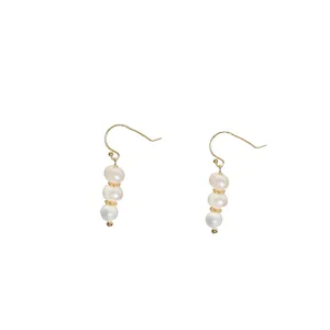 Elegante natürliche Perlen Ohrhänger mit 18k vergoldeten Haken und feinem Perlendesign.