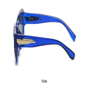 Lunettes de soleil carrées bleues tendance avec détails dorés élégants sur les branches.