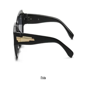 Chic lunettes de soleil noires carrées pour femmes avec détail métallique doré élégant.