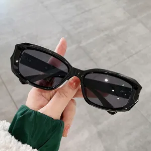 Lunettes de Soleil Carrées à la Mode Femmes Hommes Rétro Cadre PC Lentille AC Protection UV400 Conduite en Plein Air Voyage