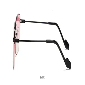 Vista di dettaglio del profilo laterale di occhiali da sole metallici rosa senza montatura.