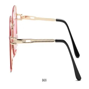 Vue latérale détaillée de lunettes de soleil sans monture dégradées avec branches ajourées en métal.