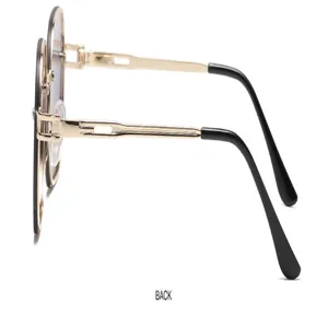 Vue détaillée des branches élégantes en métal ajouré et des verres dégradés des lunettes.