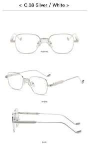 Vue détaillée de lunettes carrées en métal argenté, montrant le design et la texture multi-angle.