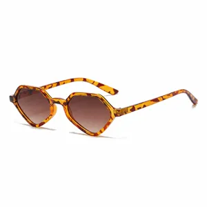 Lunettes de soleil géométriques polygonales tendance pour femmes et hommes à verres dégradés.