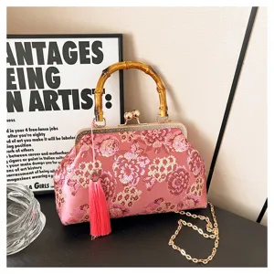 Detailansicht der vintage chinesischen bestickten Abendtasche mit Bambusgriff & Quaste.