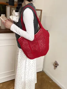 Modische rote Häkel-Stofftasche für Damen, stylische hohle Strand-Schultertasche.