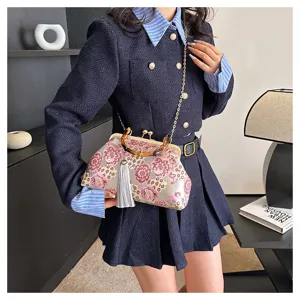 Detailansicht der Vintage Blumen bestickten Abendtasche mit Bambusgriff und Kette.