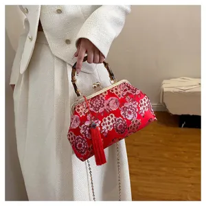 Elegante chinesische Abendtasche mit Blumenstickerei, Bambusgriff und rotem Quastenanhänger.