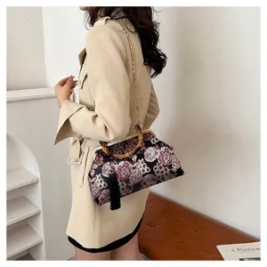 Vintage Blumen bestickte Umhängetasche mit Bambusgriff und schicker Kette für Damen.