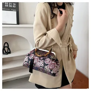 Vintage Blumen bestickte Abendtasche mit Bambusgriff, schicker Kette und schwarzer Quaste.