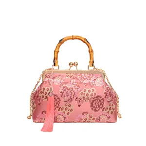Exquisite chinesische florale Brokat Abendtasche Detail, Bambusgriff und goldener Kettenriemen.