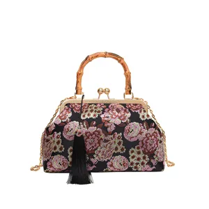 Detailaufnahme einer Vintage chinesischen Brokat Handtasche mit Bambusgriff und Kette.