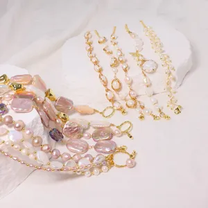 Elegantes Set aus natürlichen Süßwasserperlen Armbändern mit goldenem Zubehör.